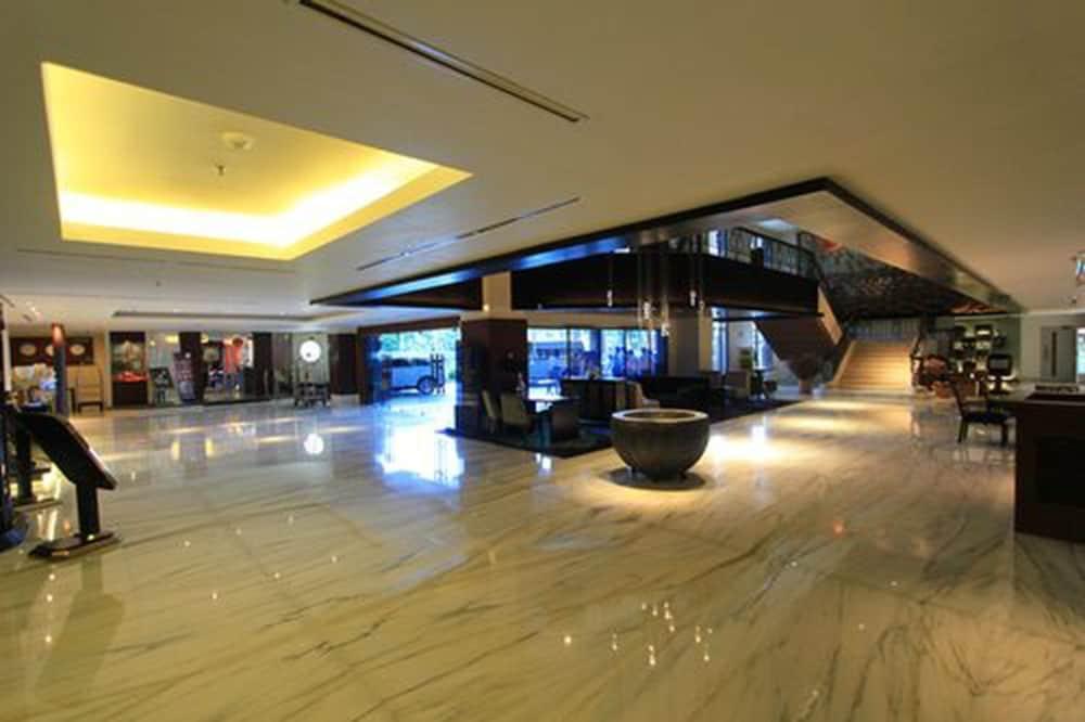 Blue Sky Hotel Balikpapan Exterior photo